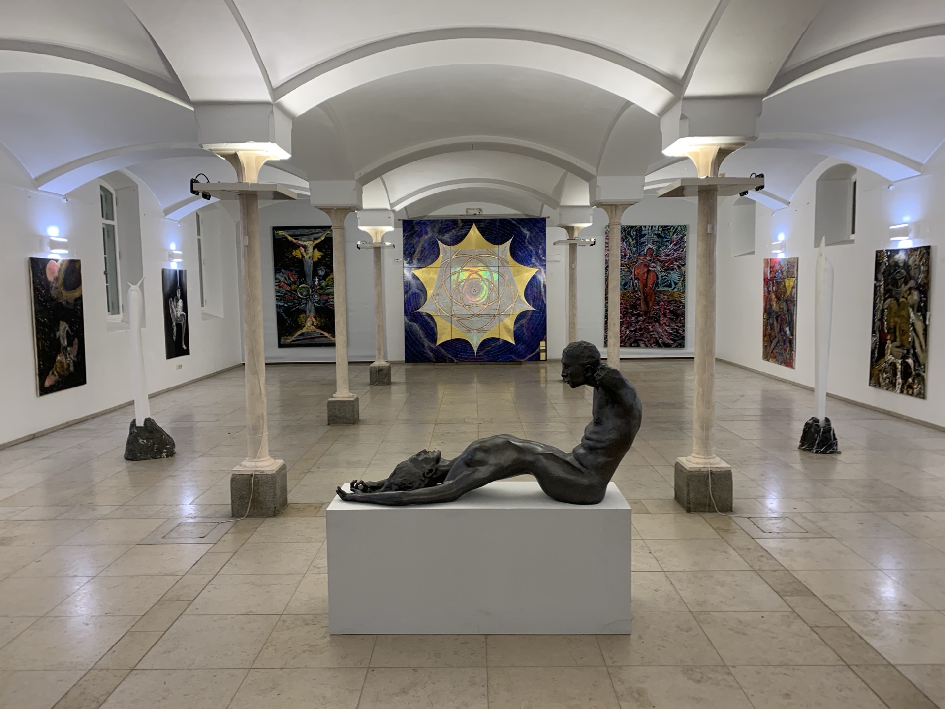 Gewölbesaal mit Gästen – Kultur Eventlocation Marstall am Starnberger See